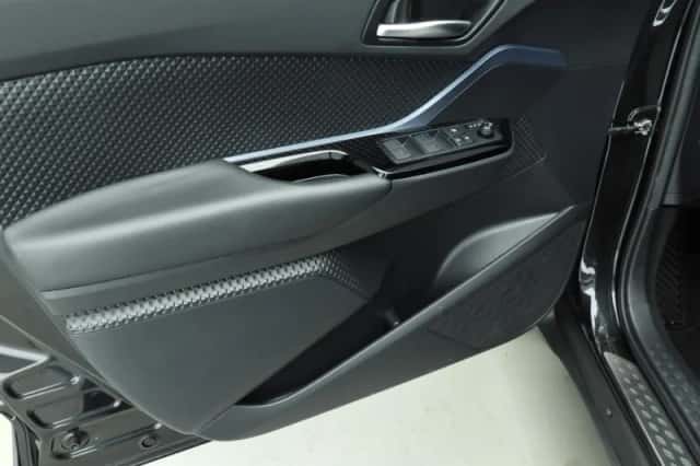 Toyota C-HR (2019) thumbnail 19