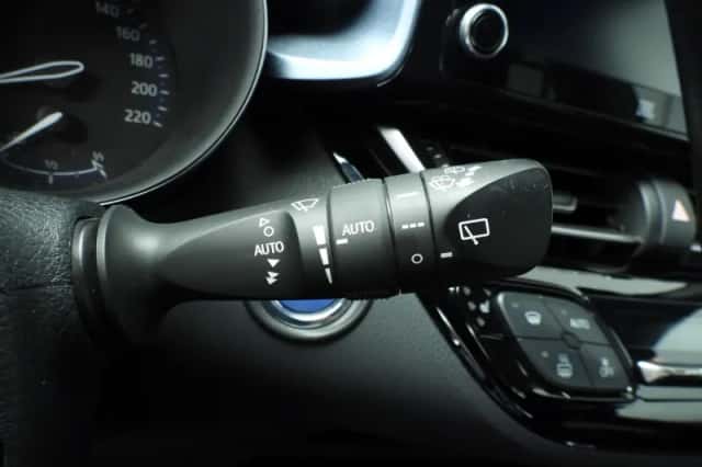 Toyota C-HR (2019) thumbnail 24