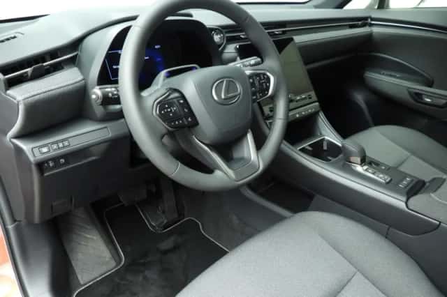 Lexus LBX (2025) thumbnail 6