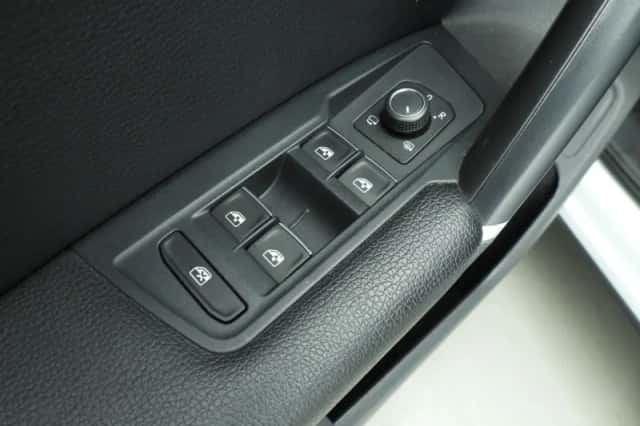 Volkswagen Tiguan (2016) thumbnail 23