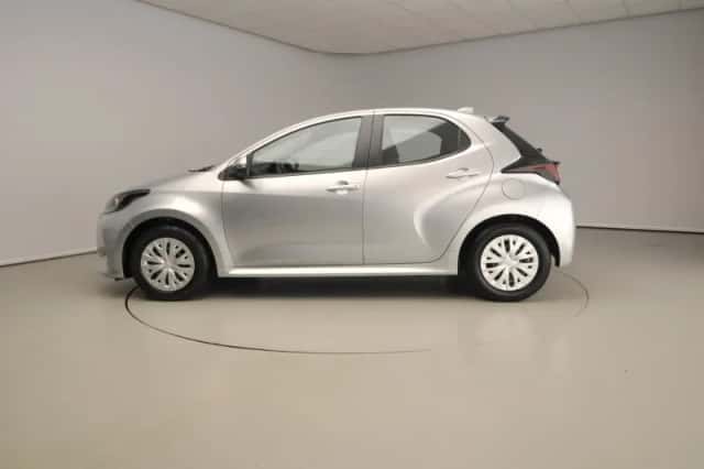 Toyota Yaris (2022) thumbnail 2