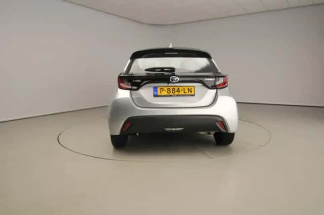 Toyota Yaris (2022) thumbnail 3