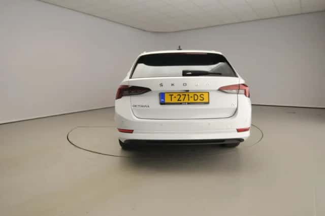 Škoda Octavia (2021) thumbnail 3