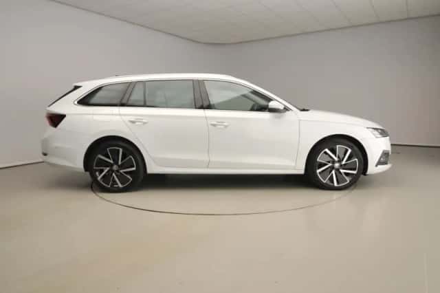 Škoda Octavia (2021) thumbnail 4