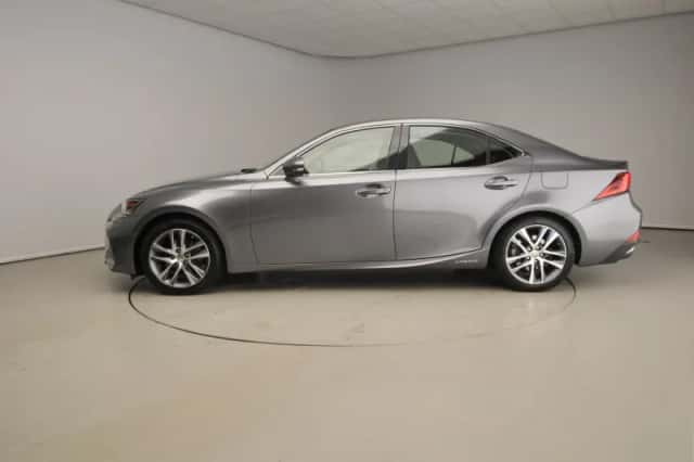 Lexus IS (2020) thumbnail 3