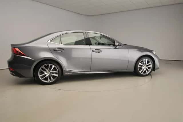Lexus IS (2020) thumbnail 4