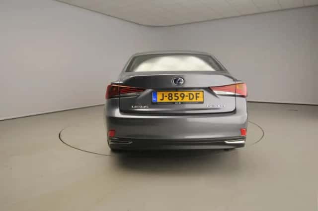 Lexus IS (2020) thumbnail 6