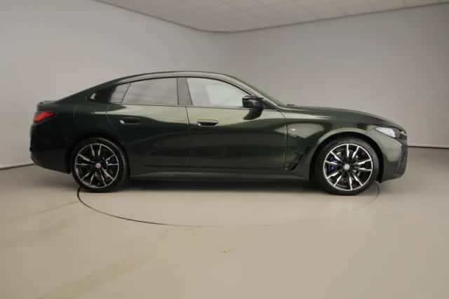 BMW i4 (2022) thumbnail 4
