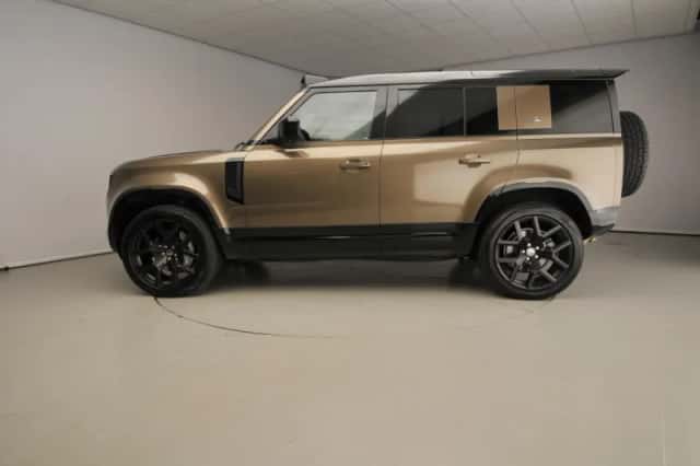 Land Rover Defender (2021) thumbnail 2
