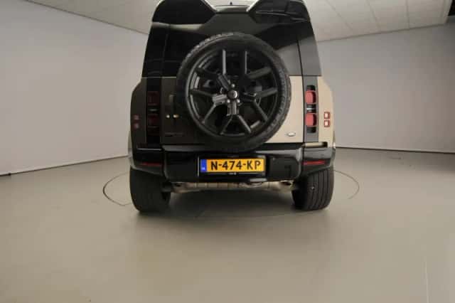 Land Rover Defender (2021) thumbnail 3
