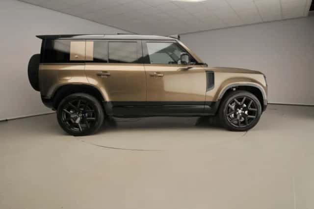 Land Rover Defender (2021) thumbnail 4