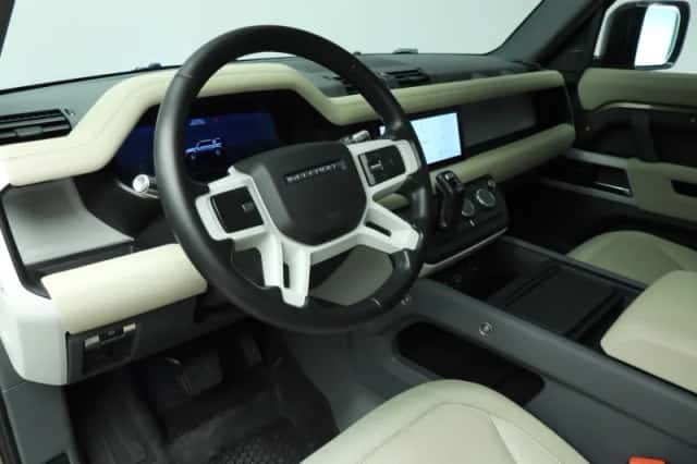 Land Rover Defender (2021) thumbnail 6