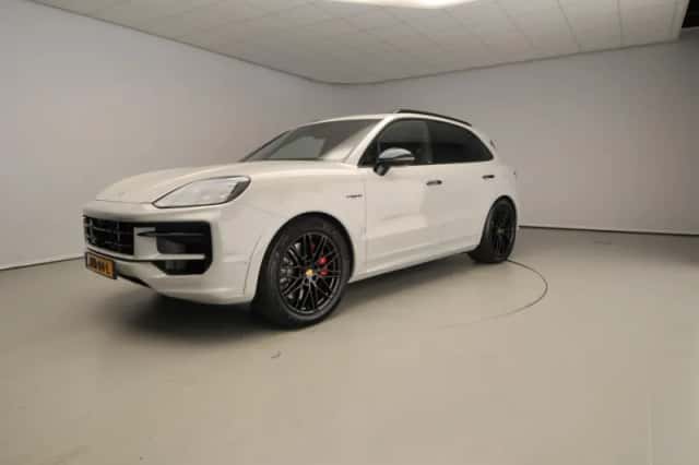Porsche Cayenne (2024) thumbnail 1