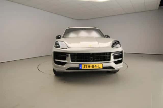 Porsche Cayenne (2024) thumbnail 4