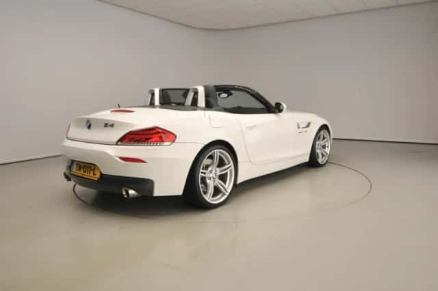 BMW Z4 (2010) thumbnail 2