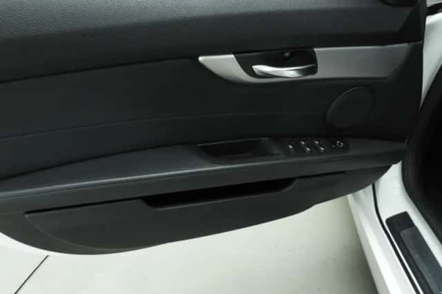 BMW Z4 (2010) thumbnail 22