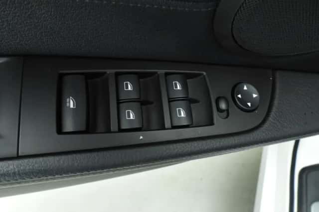 BMW Z4 (2010) thumbnail 23