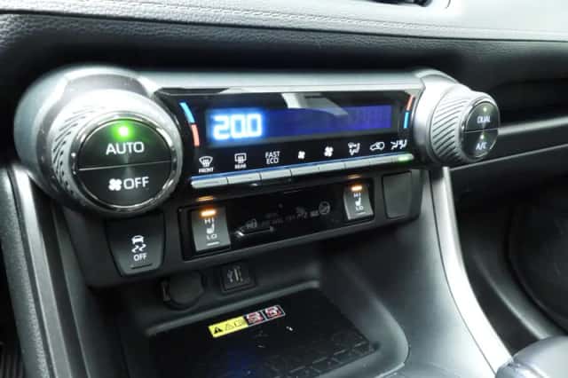 Toyota RAV4 (2024) thumbnail 14