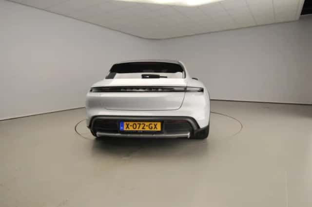 Porsche Taycan (2022) thumbnail 3