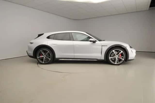 Porsche Taycan (2022) thumbnail 4