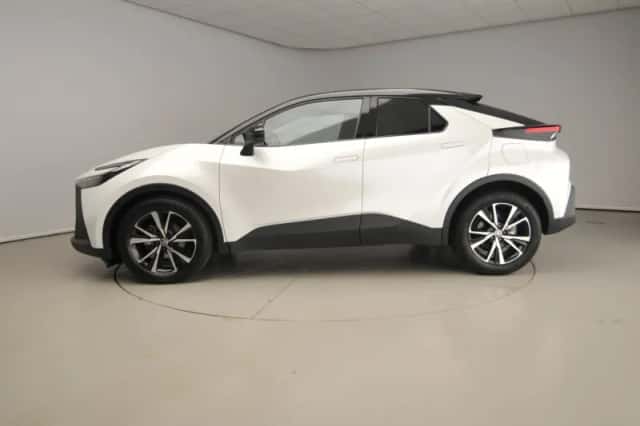 Toyota C-HR (2024) thumbnail 2