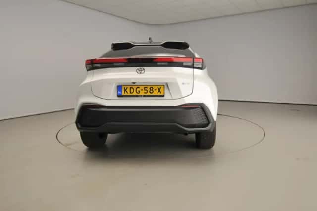 Toyota C-HR (2024) thumbnail 3
