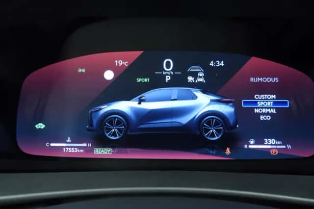 Toyota C-HR (2024) thumbnail 24
