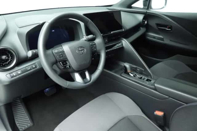 Toyota C-HR (2024) thumbnail 6