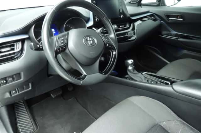 Toyota C-HR (2019) thumbnail 6