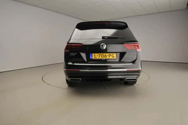 Volkswagen Tiguan (2021) thumbnail 3