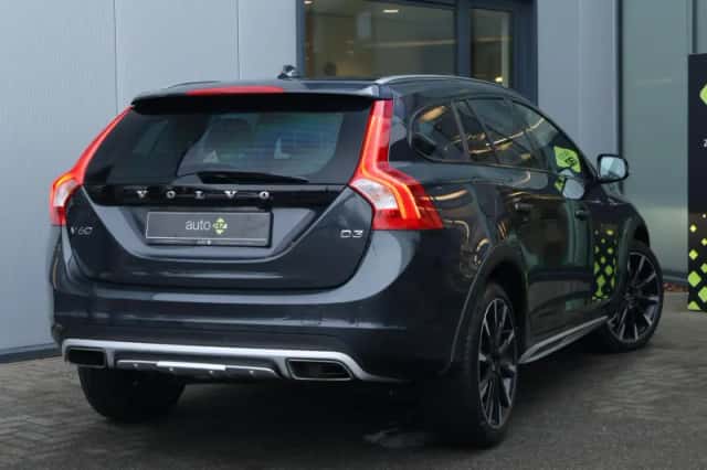 Volvo V60 (2018) thumbnail 2