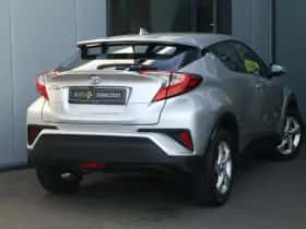 Toyota C-HR (2017) thumbnail 2