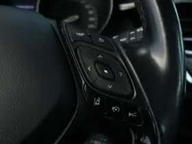 Toyota C-HR (2017) thumbnail 16