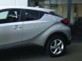 Toyota C-HR (2017) thumbnail 6