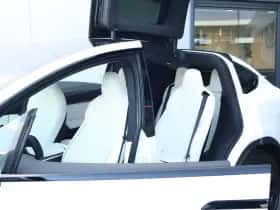 Tesla Model X (2022) thumbnail 23