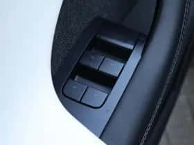Tesla Model X (2022) thumbnail 46