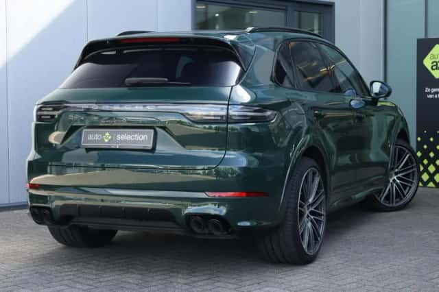 Porsche Cayenne (2023) thumbnail 2