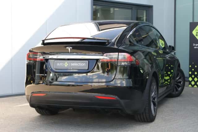 Tesla Model X (2017) thumbnail 2