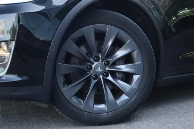 Tesla Model X (2017) thumbnail 4