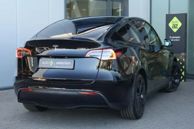 Tesla Model Y (2023) thumbnail 2