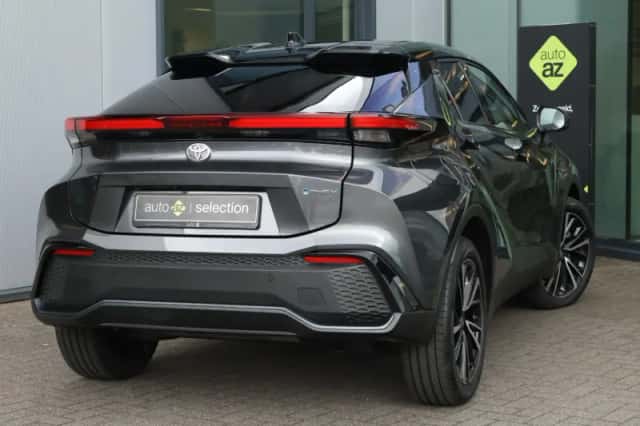 Toyota C-HR (2025) thumbnail 2