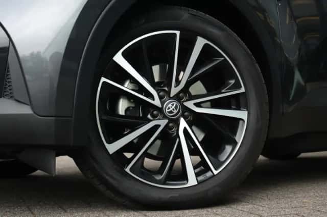 Toyota C-HR (2025) thumbnail 4