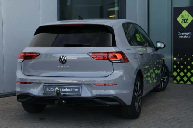 Volkswagen Golf (2021) thumbnail 2