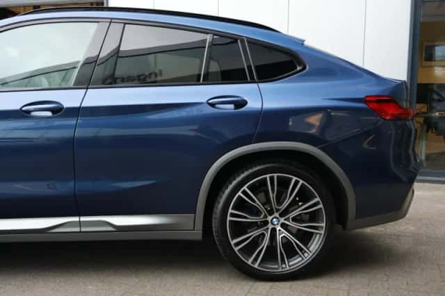 BMW X4 (2018) thumbnail 4