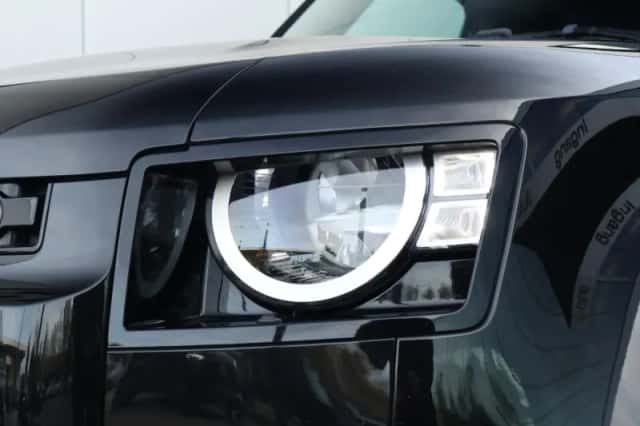 Land Rover Defender (2022) thumbnail 4