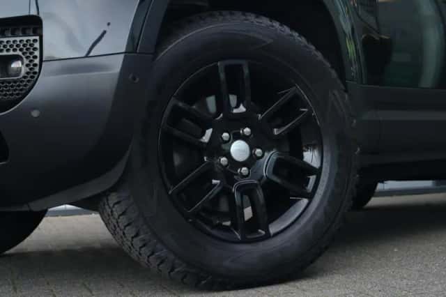 Land Rover Defender (2022) thumbnail 5