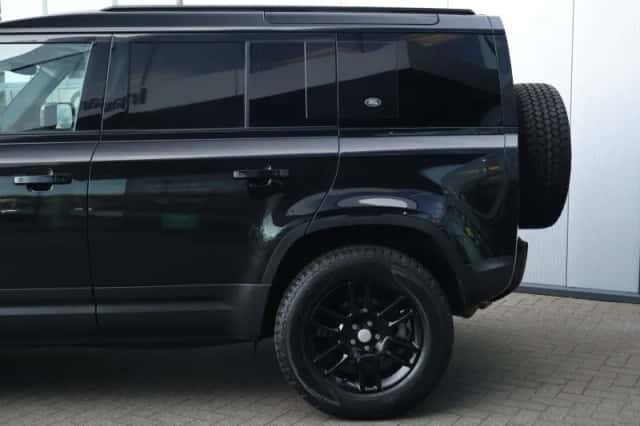 Land Rover Defender (2022) thumbnail 6