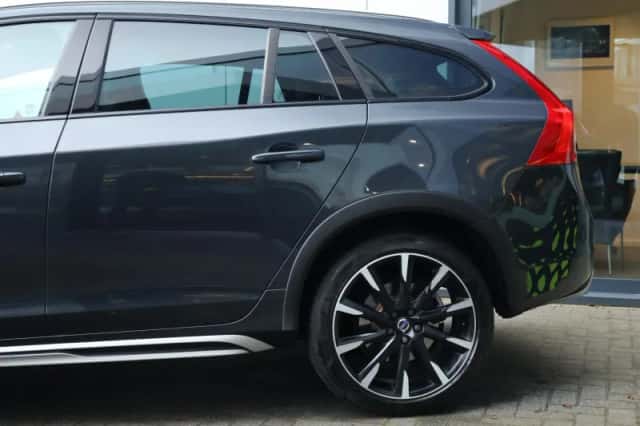 Volvo V60 (2018) thumbnail 5