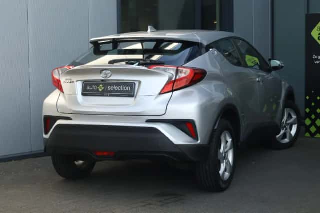 Toyota C-HR (2017) thumbnail 2
