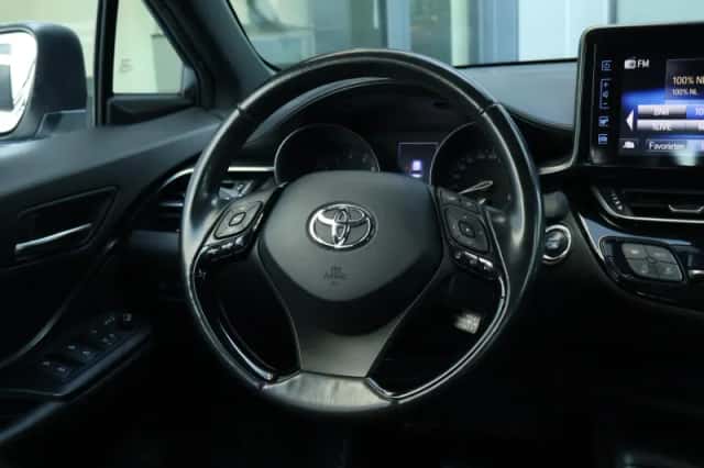 Toyota C-HR (2017) thumbnail 13